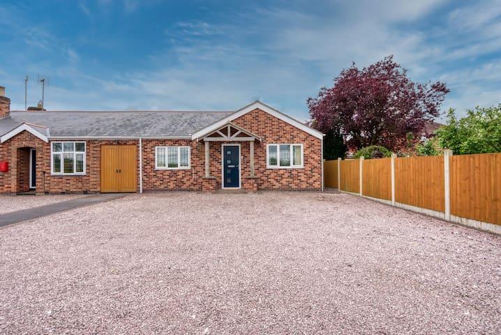 3 Bedroom Bungalow with Garden and Parking1